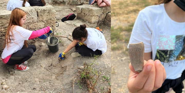 學生們體驗考古發掘工作，發現古代煙斗和硬幣碎片。（圖：以色列古物管理局臉書） 