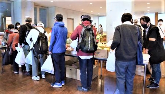 聖依納爵堂去年5月舉辦「成人食堂」，人們排隊領取物品。（圖：京都新聞） 