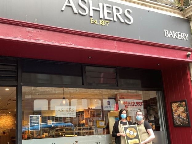 Ashers Baking Co慶祝員工獲獎，支持服事弱勢兒童。（圖： Ashers Baking Co facebook） 