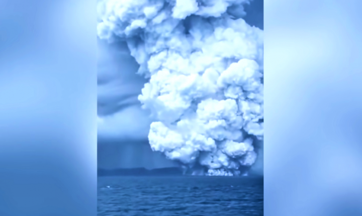 南太平洋海底火山爆發，火山灰覆蓋湯加島國大部分面積。（圖：視頻擷圖） 