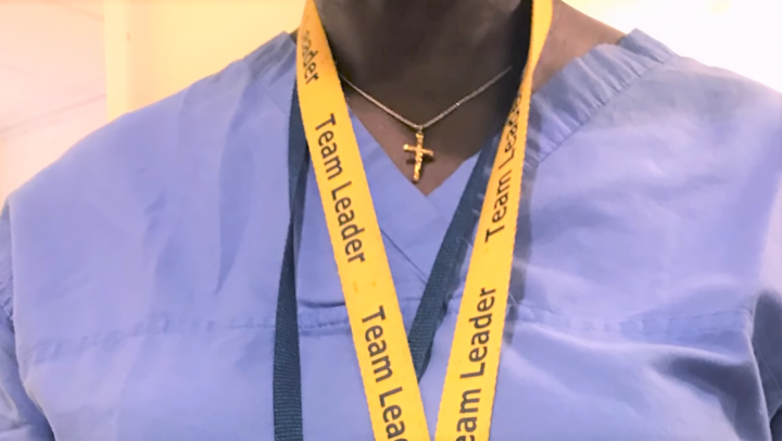 女護士瑪麗的十字架項鏈。（圖：YouTube擷圖） 