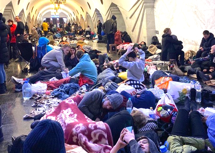 烏克蘭哈爾科夫地鐵站擠滿躲避戰火的人民。（圖：North American Mission Board twitter） 