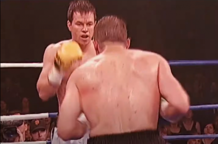 馬克·華伯格［左］在電影飾演拳手。（圖：視頻擷圖） 