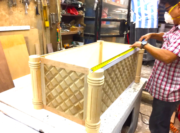 周文志用木板製作約櫃外型。（圖：周文志提供） 