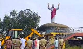 印度卡納塔克邦當局派出二百多名警察和推土機拆除耶穌雕像。（圖：網絡圖片） 