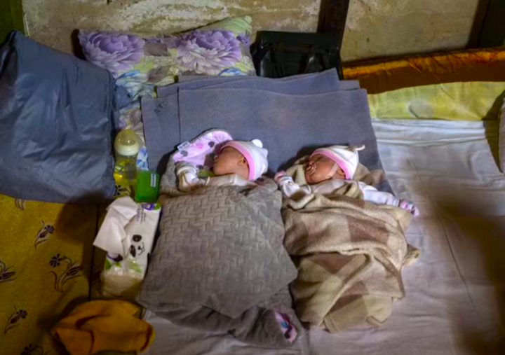 一對烏克蘭嬰兒睡在醫院地下室。（圖：視頻擷圖） 
