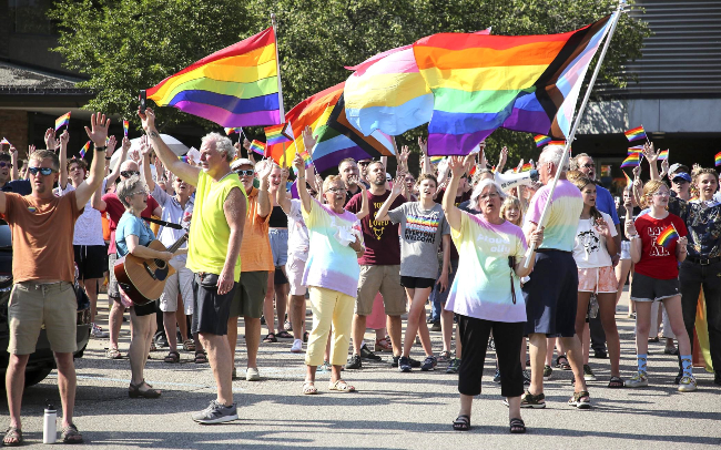 改革宗領袖 Alicia Mannes 與100多名LGBTQ支持者在會議場外揮舞彩虹旗幟及高歌。（圖：Christian Reformed Church Synod 2022 ） 