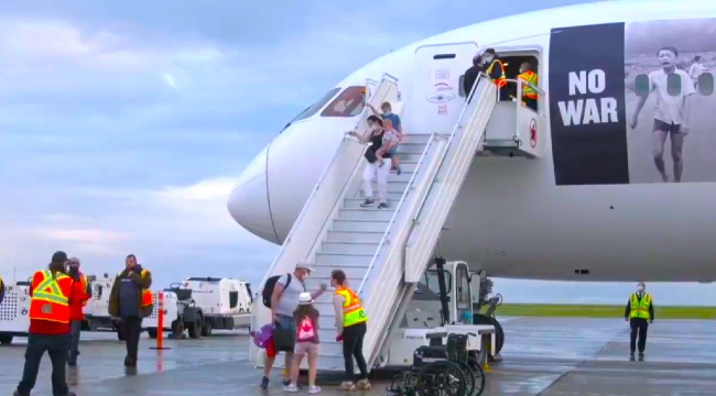 烏克蘭難民抵達加拿大里賈納機場。（圖：里賈納中央電視台擷圖） 