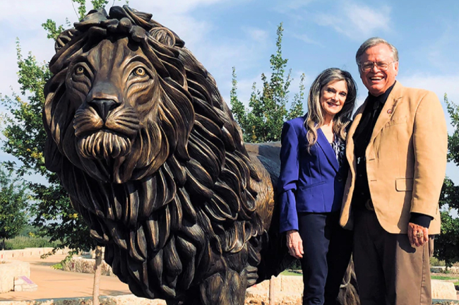 格雷納與妻子在「1號猶大獅子」銅像旁留映。（圖：Max Greiner/ Visit Artist's Website）