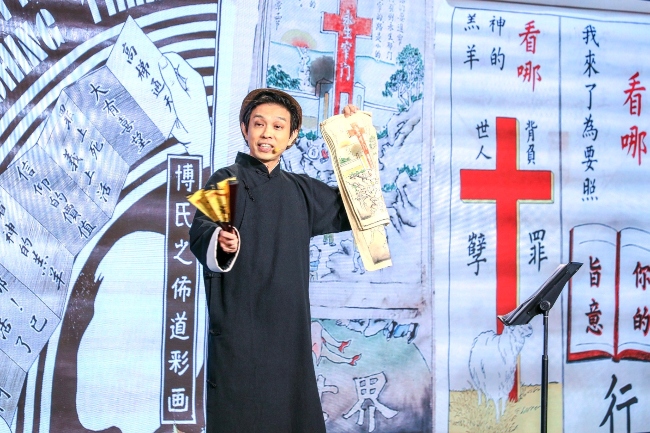 陳漢祖博士以說書人裝扮分享天國福音。（圖：影音使團提供） 

 
