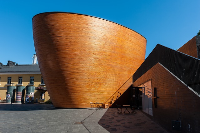 坎皮教堂(Kamppi Chapel)是芬蘭赫爾辛基坎皮的一座教堂，位於納林卡廣場。它也被稱為“寂靜教堂”，因為它旨在成為芬蘭最繁忙地區之一的平靜和靜默片刻的地方。（图：Pixabay）