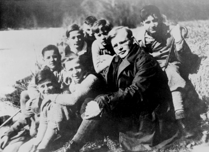 1932 年，迪特里希·邦霍費爾 (Dietrich Bonhoeffer) 與錫安教會的確認者一起週末度假。(圖/Religionnews)