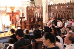 本年8月16日，為紀念泰澤團體羅哲修士逝世兩周年的泰澤共融祈禱會於聖公會聖約翰座堂舉行，約五十位來自不同宗派、教堂的信徒出席記念。（圖：教聲） <br/>