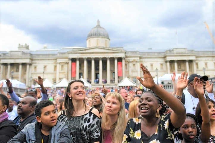 英国上千信徒齐集广场 五旬节求主佑国