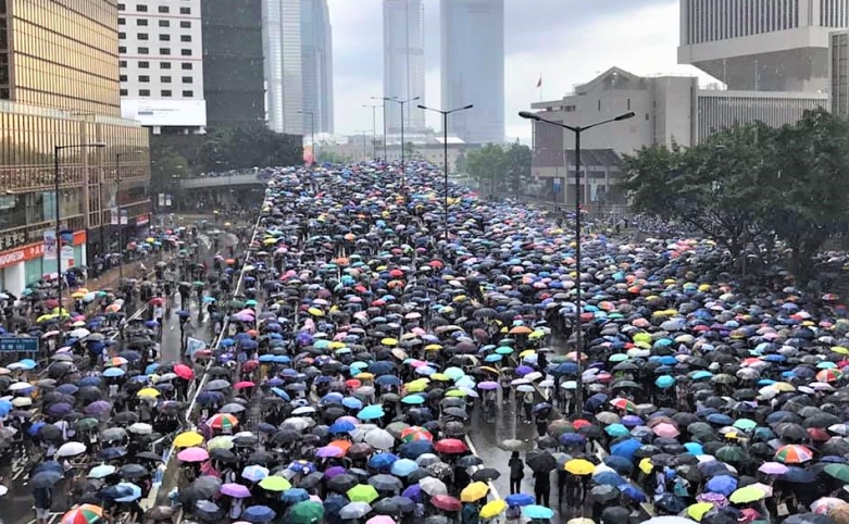 教界见证和平示威 牧师哭吁爱护年青人