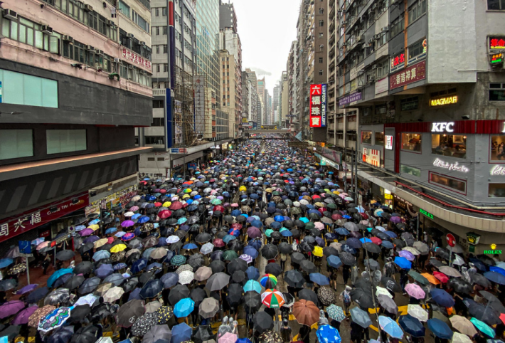 禁蒙面法出台民憤升温 林鄭：立法關心學生 