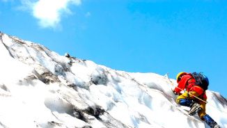 誰是好撒馬利亞人：登山者漠視搬運工垂死繼續攻頂？ 